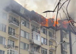 Обрушилась мансарда, пострадали дети: крупный пожар произошел в пятиэтажном доме в Сочи