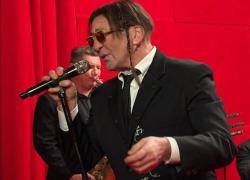 Молодится ради юной невесты: Лепс с косичкой на голове и серьгой в ухе шокировал публику