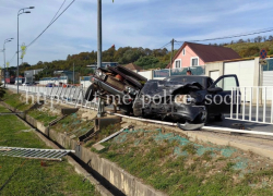 Лобовое столкновение автомобилей парализовало движение возле аэропорта Сочи