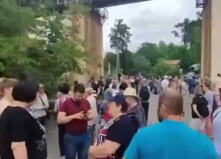 Десятки сочинцев устроили акцию протеста у пляжа  "Санта-Барбара", который теперь закрыт для них 