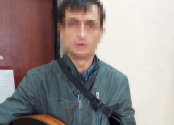 42-летний мужчина украл гитару у спавшего на улице музыканта