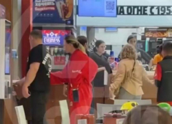 Неадекватная женщина устроила дебош в ресторане «Бургер Кинг» в Сочи