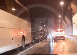 Массовая авария с участием пассажирского автобуса произошла в тоннеле Сочи