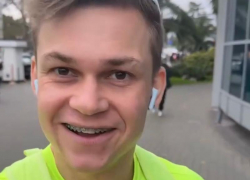 Пчелиный хлеб и местный сникерс: популярный в TikTok блогер из Англии посетил рынок в Сочи