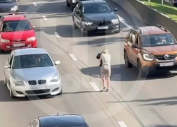 Загадочная незнакомка решила прогуляться по оживлённой трассе в Сочи