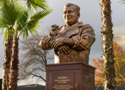 История почётного гражданина Сочи Бориса Лапина, памятник которого установили в местном поселке