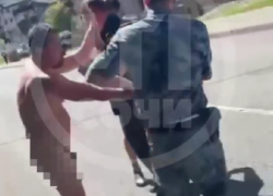 Голый мужчина разгуливал по центру горного поселка в Сочи