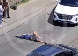 В центре Сочи неадекват целовал асфальт, перегородив путь автолюбителям