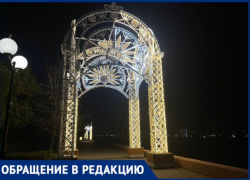 «Максимальное убожество»: россиянка раскритиковала новогодние арки в Сочи, оставленные властями навсегда