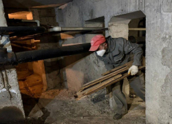 В Сочи готовят бомбоубежища, расчищая от хлама подвалы многоэтажек