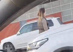 Лежала на асфальте, бросалась под машины и кричала: неадекватная женщина устроила дебош на трассе в Сочи