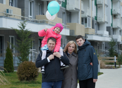 Сертификат на 2-комнатную квартиру подарили учителю из Сочи