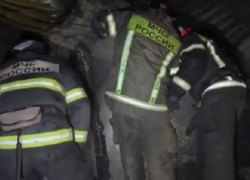 14 пожарных тушили горящие бараки в Сочи