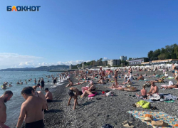 Многолюдно у грязного после дождя Черного моря в Сочи