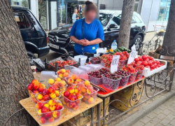 В Сочи изъяли 66 кг овощей и фруктов у наглой женщины, которая обвешивала покупателей