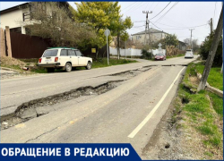 В селе Сочи из-за оползня разрушилась дорога: «Машины проваливаются в трещины»