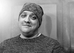 Скончался популярный актер из Сочи, сыгравший роль Мухича, Роман Попов