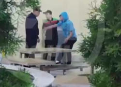 Школьница ударила по лицу сотрудницу «Бургер Кинг» из Сочи, когда та хотела вызвать полицию