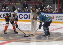 Дочь погибшего Героя России открыла хоккейный матч в Сочи