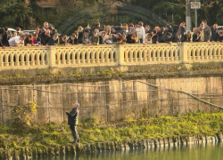  В Сочи задержали неадекватного мужчину, сидевшего на мосту с собакой