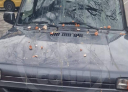Неизвестные закидали яйцами автомобиль, припаркованный на тротуаре в Сочи 