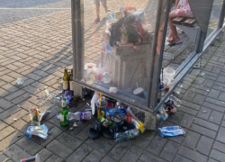 Остановка общественного транспорта в Сочи превратилась в свалку