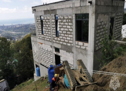 Экскаватор с водителем в кабине перевернулся в Сочи