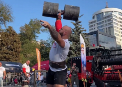 Россиянин установил мировой рекорд по поднятию 100-килограммовой гантели в Сочи