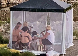 Продуманные отдыхающие пришли на пляж Сочи с караоке