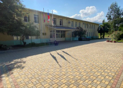 «Дети — не котята, чтобы их выкидывать» : в селе Сочи хотят снести единственную школу