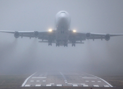 Самолет приземлился с третьей попытки