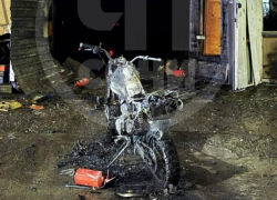 Парень выкатил 10 мотоциклов, из загоревшегося гаражного комплекса в Сочи