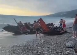 В Сочи на берег Чёрного моря выкинуло неопознанное судно