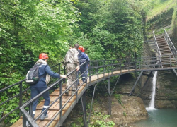 Спасатели расчистили тропу к водопаду Псыдах в Сочи