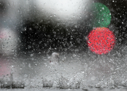 Понедельник встретил проливным дождём 