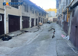 Наплевав на запрет властей и отключение коммуникаций, жители Сочи продолжают жить в гаражах над оползнем