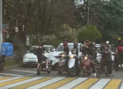 До первой аварии: жители Сочи жалуются на детей, гоняющих на питбайках по встречке и на красный свет