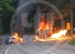 Две машины вспыхнули после столкновения на федеральной трассе в Сочи