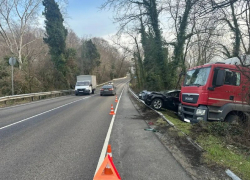 Фура «Магнит» откатилась назад и протаранила легковушку на трассе Джубга — Сочи