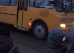 В Сочи сменилась транспортная компания, и водитель школьного автобуса перестал видеть детей