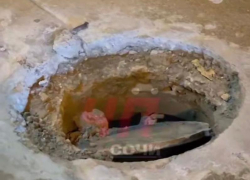 Автомобили массово пробивают колеса из-за сломанного люка в тоннеле Сочи