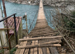 Автобус отменили, дороги нет: дети из Сочи вынуждены рисковать жизнью, добираясь до школы по разрушенному мосту