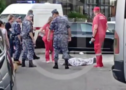 Мужчина умер около многоэтажного дома в Сочи
