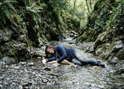 Спасатели Сочи накануне праздника достали из ручья пьяную женщину