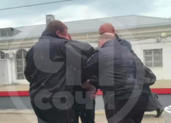 Буйного пассажира сняли с электрички в Сочи