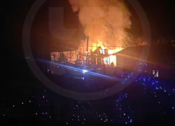 Огонь уничтожил частный дом в Сочи