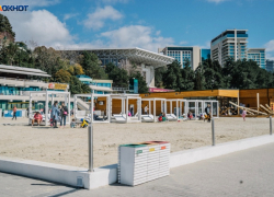 Прохладная вода в море не остановила туристов открыть пляжный сезон в Сочи