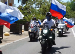 В День России по главной улице Сочи любители скорости участвовали в автомотопробеге 