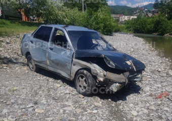 Показали видео, как в Сочи автомобиль снес ограждение и упал в реку
