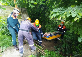В Сочи сотрудники МЧС транспортировали женщину из труднодоступного места